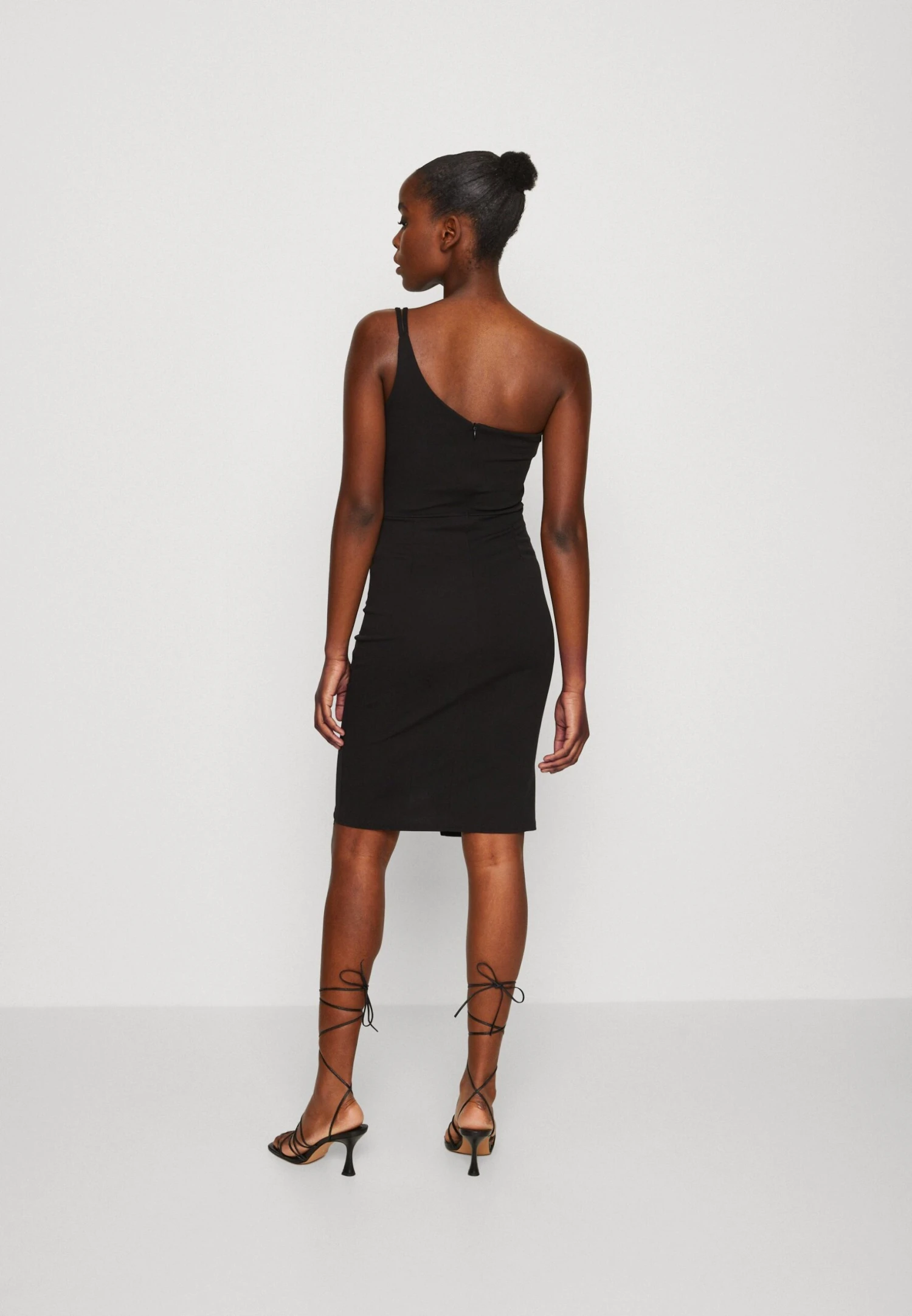 Wal G Valencia Cut Out One Shoulder Midi Dress - Jerseyjurk - Black 5 Wal G Valencia Cut Out One Shoulder Midi Dress - Jerseyjurk - Black - Afbeelding 3