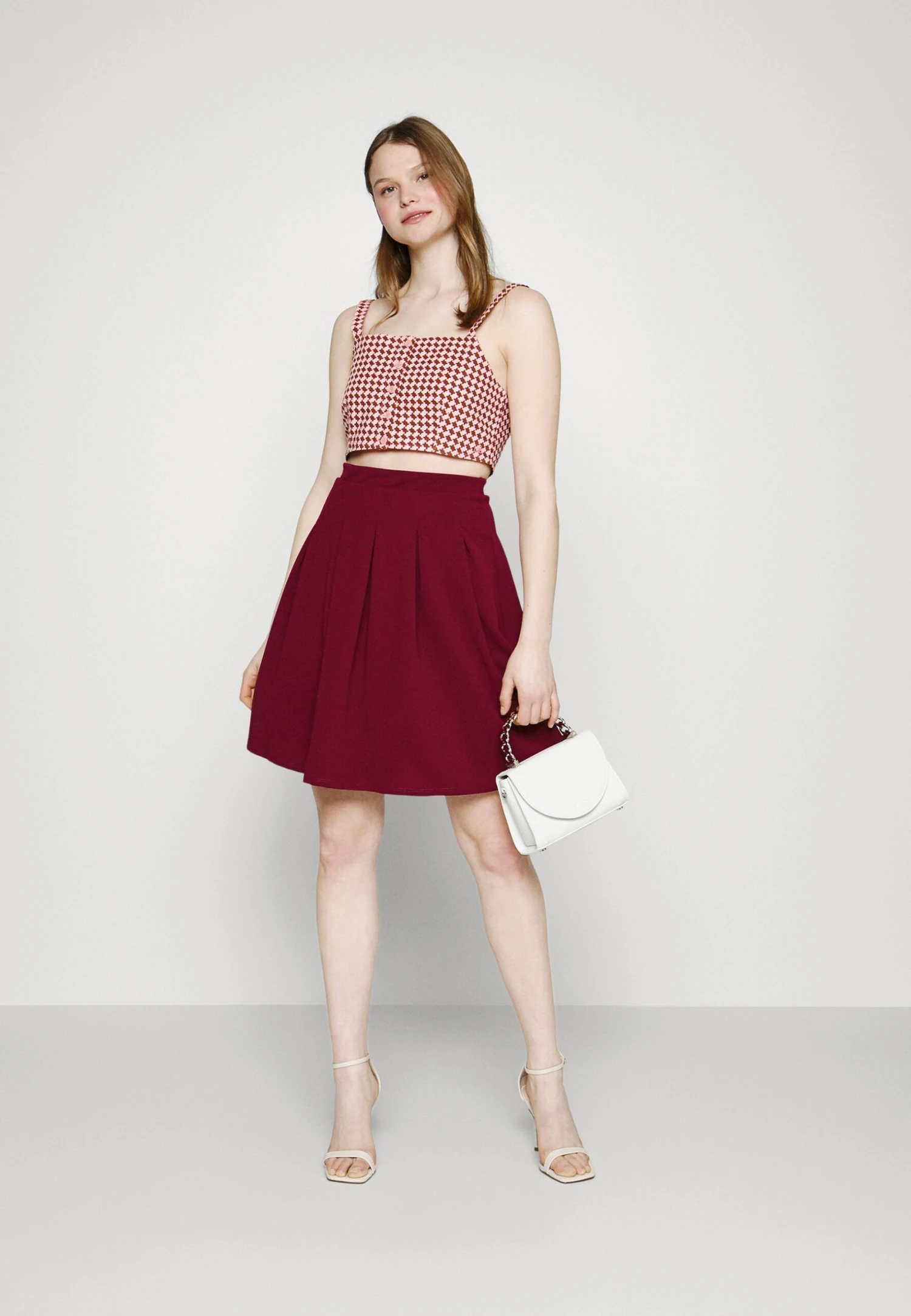 Wal G Zara Pleated Skater Skirt - A-Lijn Rok - Berry Wine 4 Wal G Zara Pleated Skater Skirt - A-Lijn Rok - Berry Wine - Afbeelding 2
