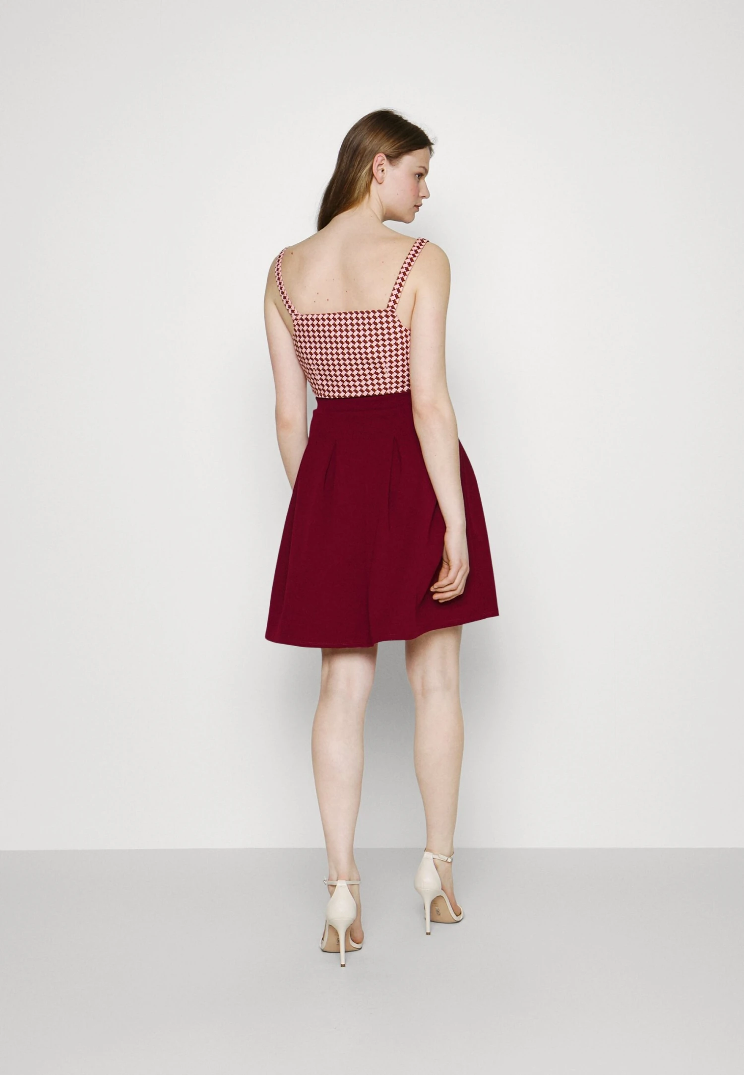 Wal G Zara Pleated Skater Skirt - A-Lijn Rok - Berry Wine 5 Wal G Zara Pleated Skater Skirt - A-Lijn Rok - Berry Wine - Afbeelding 3