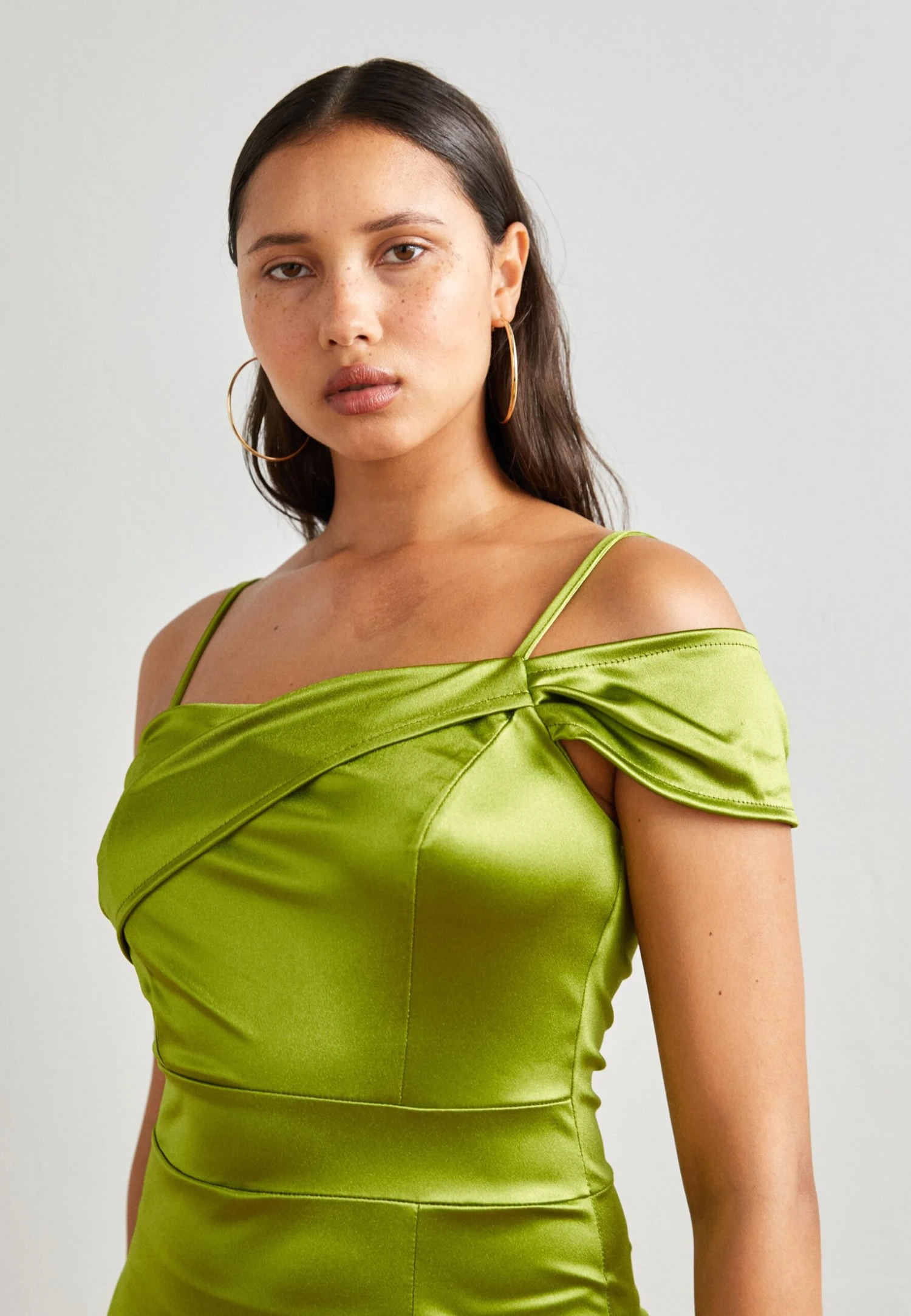 Wal G Peace Off Shoulder Midi - Cocktailjurk - Olive Green 5 Wal G Peace Off Shoulder Midi - Cocktailjurk - Olive Green - Afbeelding 3