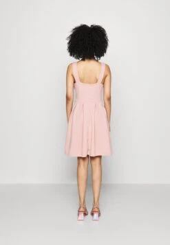 Debbie Buckle Skater Dress - Cocktailjurk - Blush Pink 9 Debbie Buckle Skater Dress - Cocktailjurk - Blush Pink -Wal G 698088f15181489f8c08b730cc46482a