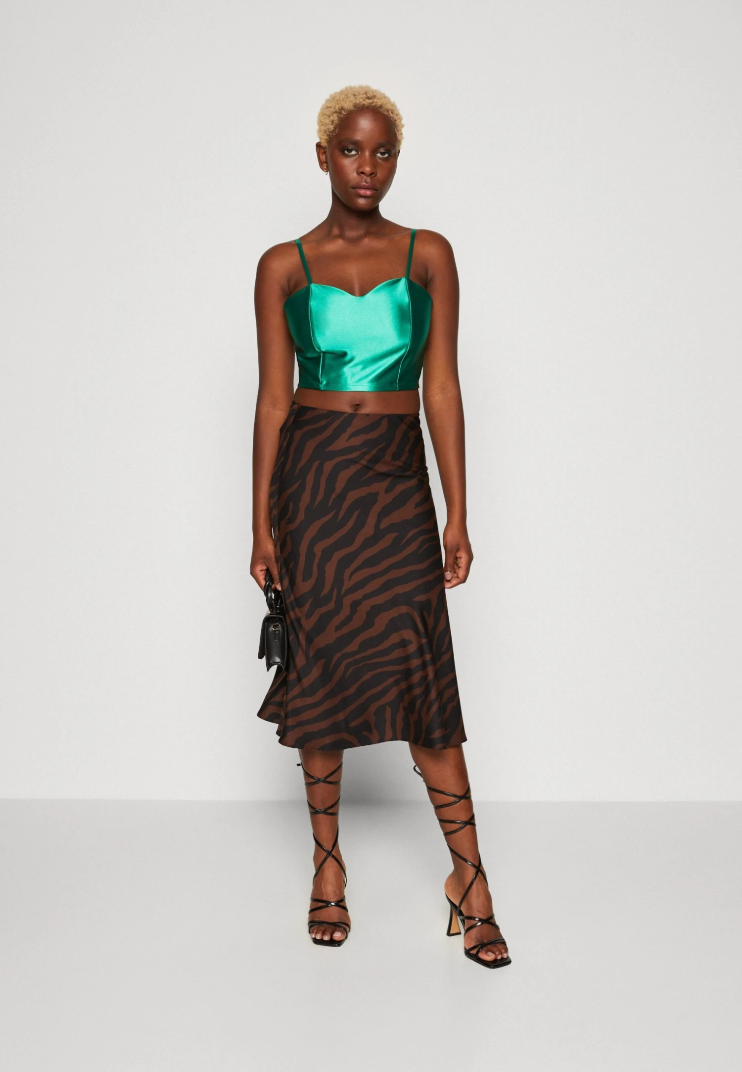 Wal G Daz Heart Neck Crop- Top - Leaf Green 4 Wal G Daz Heart Neck Crop- Top - Leaf Green - Afbeelding 2