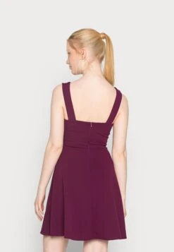 Wal G Jaqueline Skater Dress - Cocktailjurk - Plum -Wal G dde23174c0584a6cbca0049b7a7d1e7a